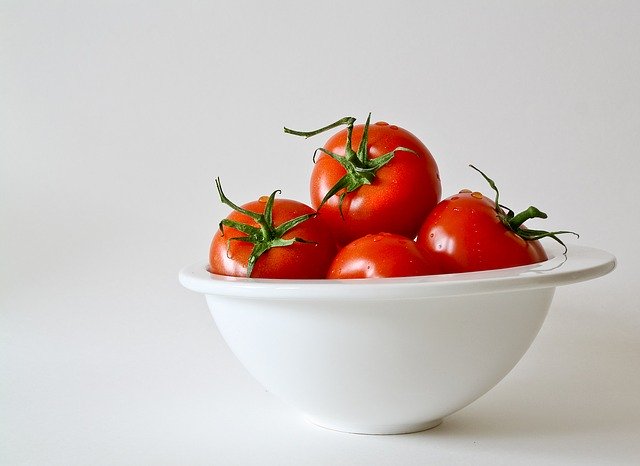 TOMATOES BENEFITS: 10 REASONS TO EAT THEM.